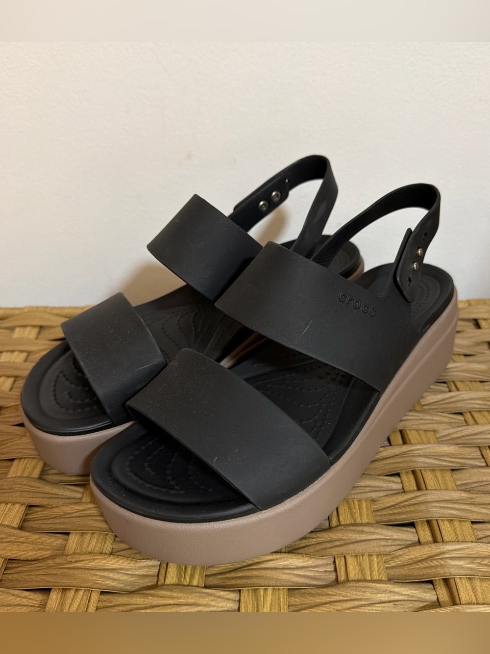 Crocs Brooklyn Low Wedge Sandals Women's 8 Black Brown LiteRide Platform Comfort